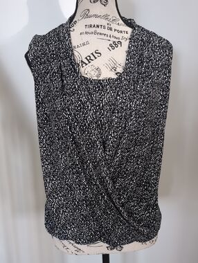WHITE HOUSE BLACK MARKET | Women's Black/White Sleeveless Patterned Blouse